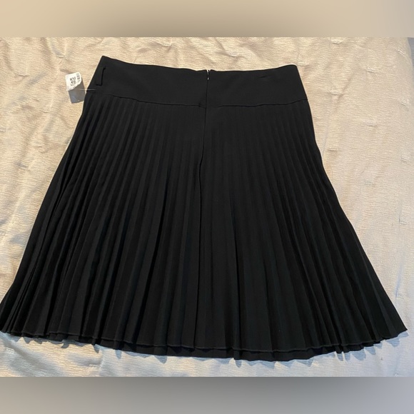 MKM Designs Black Pleated Skirt Size 9/10. Pretty pick for the office or go Goth - Picture 2 of 6